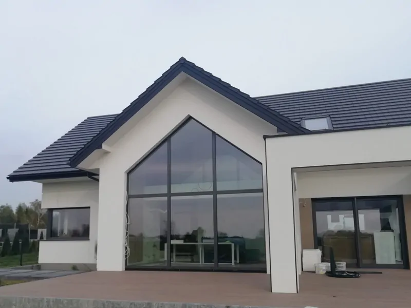 okna-aluminiowe-fasada-trojkatne