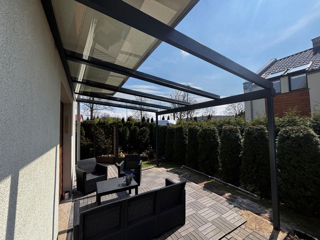 Projekt 8: Szklany dach nad tarasem w domu jednorodzinnym