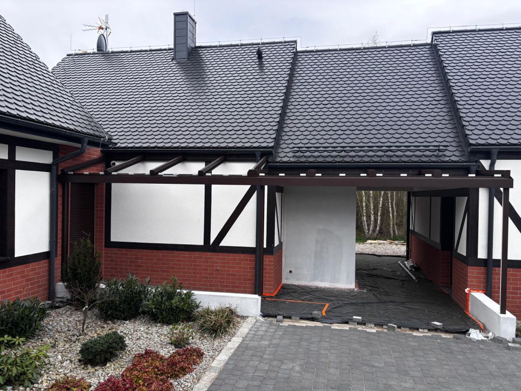 Projekt 9: Nowoczesne zadaszenie przejazdu – połączenie aluminium i szkła w stylu klasycznym