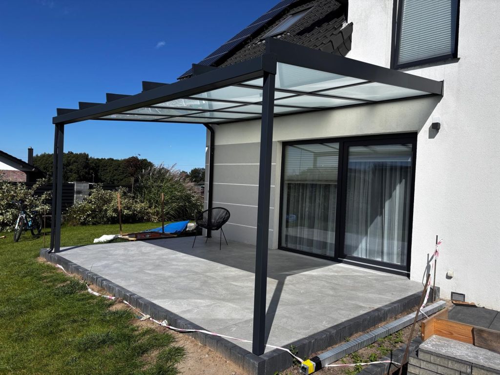 Projekt 12: Minimalistyczne szklane zadaszenie tarasu